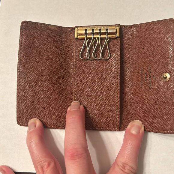 LV MONO KEYHOLDER - Picture 6 of 11